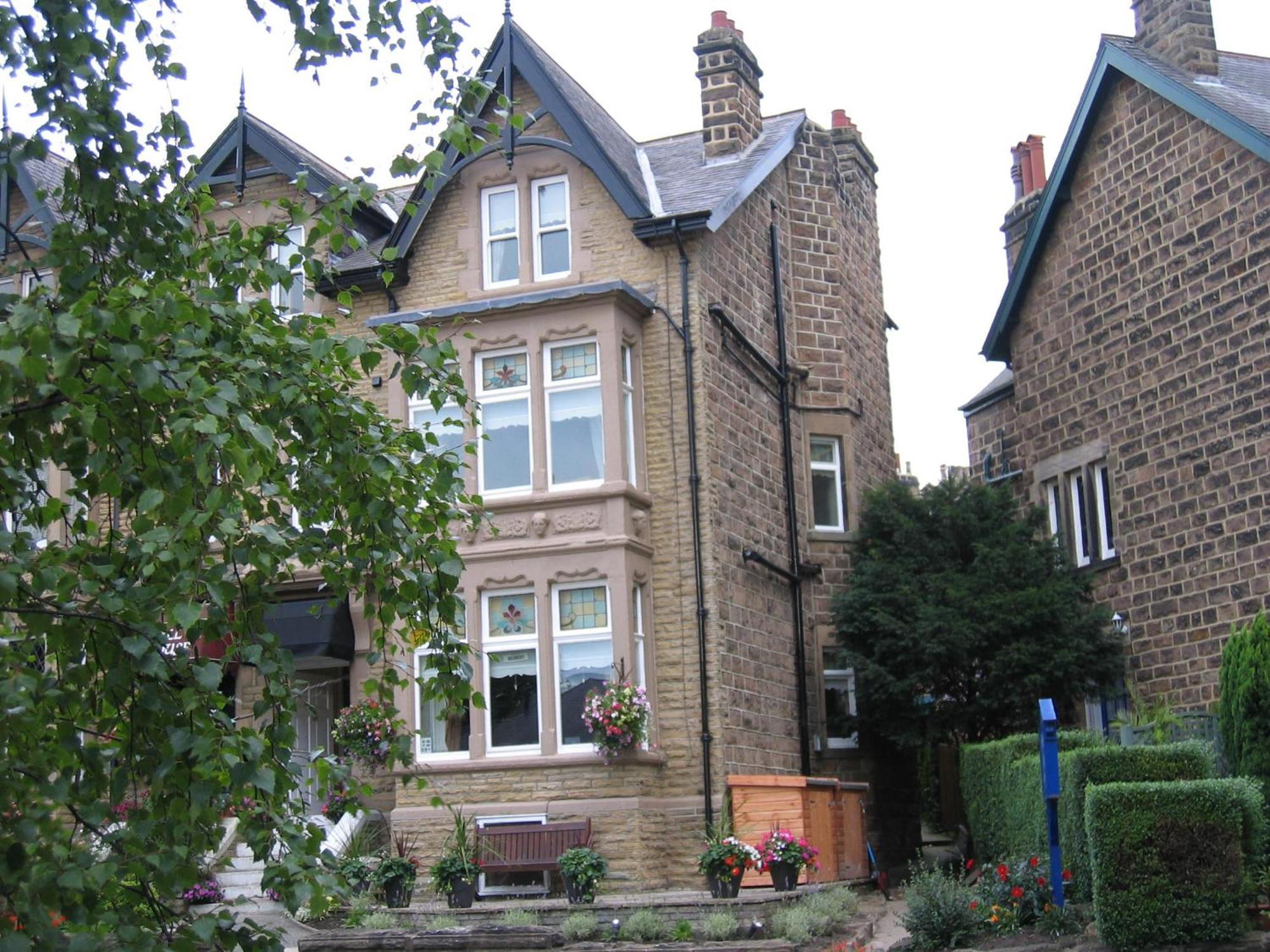 Shelbourne House Bed & Breakfast Harrogate Exterior photo